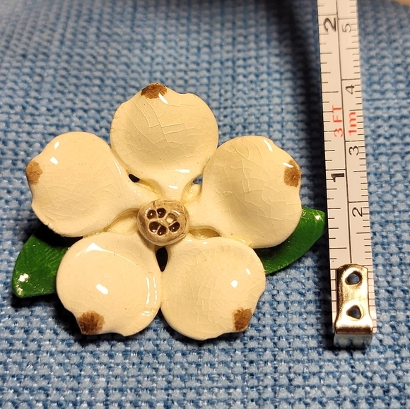 Vintage Porcelain Dogwood Blossom Brooch - Picture 6 of 9